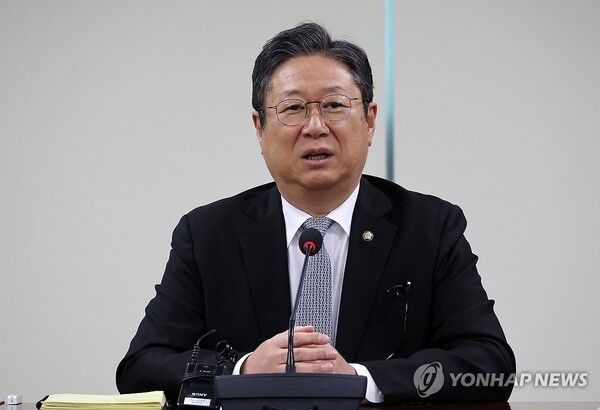 더불어민주당 서울시당 지방 선거기획단장인&nbsp;황희&nbsp;의원이 6일 국회 의원회관에서 부동산 정책 방향을 주제로 기자간담회를 하고 있다. [사진=연합뉴스]