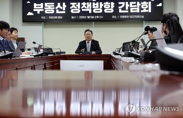 더불어민주당 서울시당 지방 선거기획단장인&nbsp;황희&nbsp;의원이 6일 국회 의원회관에서 부동산 정책 방향을 주제로 기자간담회를 하고 있다. [사진=연합뉴스]