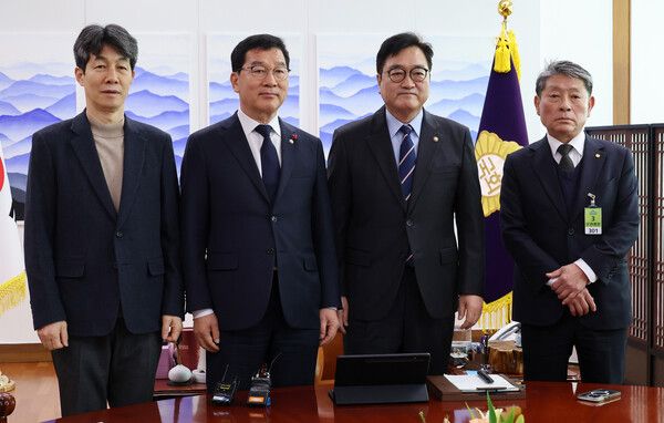 우원식&nbsp;국회의장과 신정훈 행정안전위원장을 비롯한 참석자들이 7일 국회 의장 집무실에서 열린 국민투표법 개정 간담회에서 기념 촬영을 하고 있다. 왼쪽부터 국회 행정안전위원회 윤건영 더불어민주당 간사, 신 위원장, 우 의장, 정재황 국회 국민 미래 개헌자문위원장. [사진=연합뉴스]