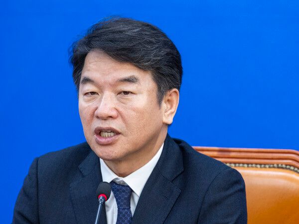 &nbsp;더불어민주당&nbsp;문진석&nbsp;원내대표 직무대행이 6일 국회에서 열린 원내대책회의에서 발언하고 있다. [사진=연합뉴스]