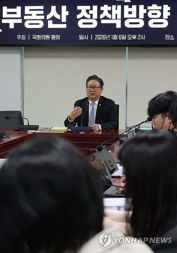 더불어민주당 서울시당 지방 선거기획단장인&nbsp;황희&nbsp;의원이 6일 국회 의원회관에서 부동산 정책 방향을 주제로 기자간담회를 하고 있다. [사진=연합뉴스]