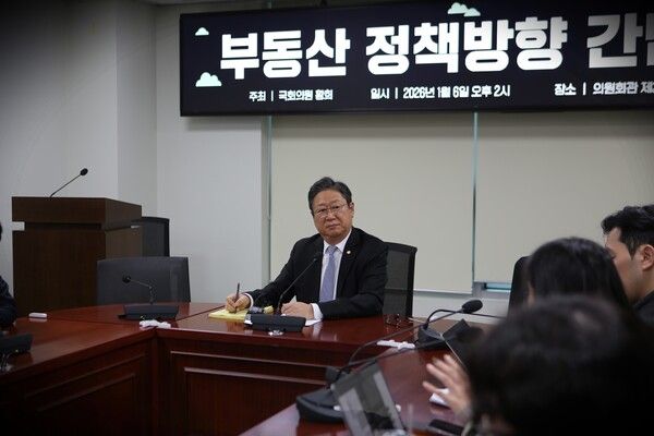 황희 더불어민주당 의원(양천구 을, 서울시당 지방선거기획단장)이 6일 '현 정부 부동산 정책의 돌파구 제시를 위한 새로운 주택공급유형, 방식 발표 기자간담회'에서 기자들과 질의응답 하고 있다. [사진=의원실 제공]