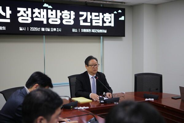 황희 더불어민주당 의원(양천구 을, 서울시당 지방선거기획단장)이 6일 '현 정부 부동산 정책의 돌파구 제시를 위한 새로운 주택공급유형, 방식 발표 기자간담회'에서 정책 방향성에 대해 발언하고 있다. [사진=의원실 제공]