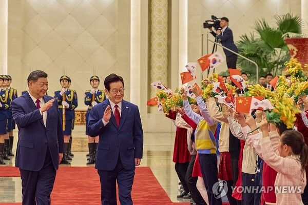 이재명 대통령과 시진핑 중국 국가주석이 5일 베이징 인민대회당에서 열린 이 대통령 공식환영식이 끝난 뒤 어린이들을 향해 손을 흔들고 있다 [사진=연합뉴스]