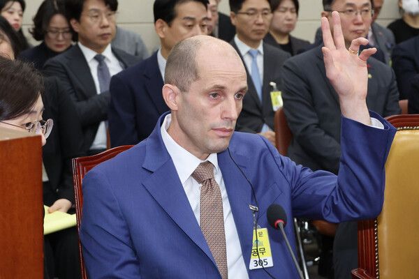 &nbsp;해롤드 로저스&nbsp;쿠팡&nbsp;임시대표가 지난달 31일 국회 과학기술정보방송통신위원회에서 열린&nbsp;쿠팡&nbsp;침해사고 및 개인정보 유출, 불공정 거래, 노동환경 실태 파악과 재발 방지 대책 마련을 위한 청문회에서 답변 기회를 요청하고 있다. [사진=연합뉴스]