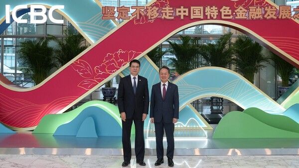 진옥동 신한금융그룹 회장(오른쫃)과 랴오 린 ICBC 회장이 양사의 협력 면담 후, 기념촬영을 하고 있다.&nbsp;&nbsp;사진=신한금융그룹