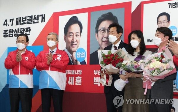 &nbsp;4ㆍ7&nbsp;재보궐&nbsp;선거에서 서울시장에&nbsp;오세훈, 부산시장에 박형준 후보의 당선이 확실해진 8일 자정께 서울 여의도 국민의힘 당사 개표상황실에서 주호영 원내대표(왼쪽부터), 김종인 비상대책위원장,&nbsp;오세훈&nbsp;후보, 오 후보의 부인 송현옥 씨, 국민의당 안철수 대표 등이 상황판에 당선스티커를 붙인 후 기뻐하고 있다. 2021.4.8 [사진=연합뉴스]