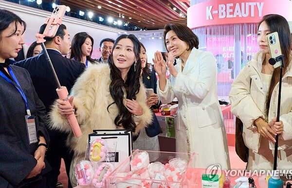 김혜경 여사가 지난 7일 상하이 푸싱아트센터에서 열린 K-뷰티행사에서 참석자들과 사진을 찍고 있다. 사진=상하이 연합/ 공동취재]