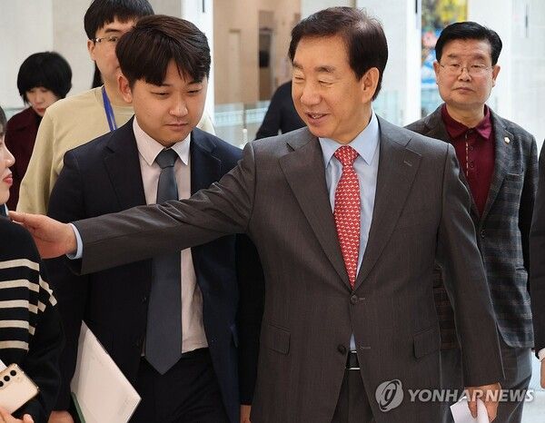 김성태&nbsp;전 자유한국당(국민의힘 전신)&nbsp;원내대표가 2024년 4월 14일 입장발표 기자회견 후 국회 소통관에서 나오고 있다. [사진=연합뉴스]