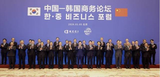 중국을 국빈방문 중인 이재명 대통령이 5일 베이징 조어대에서 열린 한·중 비즈니스 포럼에서 양국 기업인을 비롯한 참석자들과 기념촬영을 하고 있다. [사진=연합뉴스]