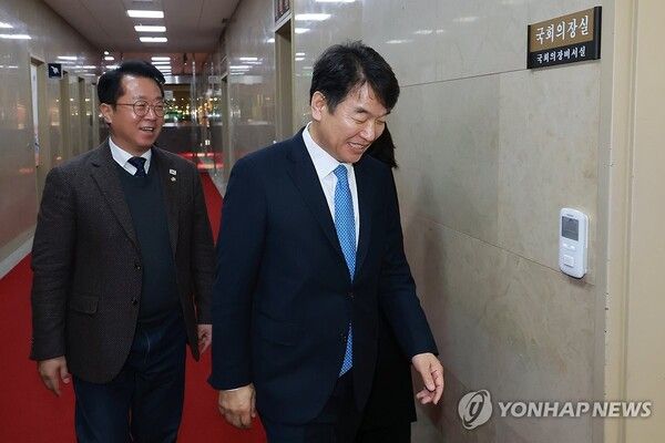 더불어민주당 문진석 원내대표 직무대행(오른쪽)이 7일 본회의 개최와 관련해 국민의힘 유상범 원내운영수석부대표와 회동하기 위해 국회의장실로 향하고 있다. 왼쪽은 문금주 원내대변인. [사진=연합뉴스]