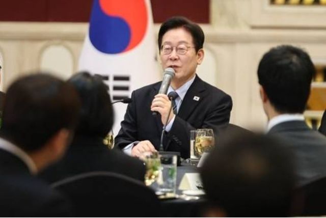 중국을 국빈방문 중인 이재명 대통령이 7일 상하이의 한 호텔에서 열린 순방기자단과 오찬에 깜짝 기자간담회를 갖고 발언하고 있다. [사진=연합뉴스]