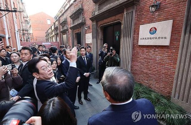 이재명 대통령이 7일 중국 상하이 대한민국 임시정부 청사에서 열린 청사 건립 100주년 기념식을 마친 뒤 참석자들과 건물을 둘러보고 있다. [사진=연합뉴스]