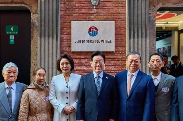 이재명 대통령과 김혜경 여사가 7일 중국 상하이 대한민국 임시정부 청사에서 열린 청사 건립 100주년 기념식을 마친 뒤 독립유공자 후손들과 기념촬영을 하고 있다. [사진=공동취재 제공=연합뉴스]