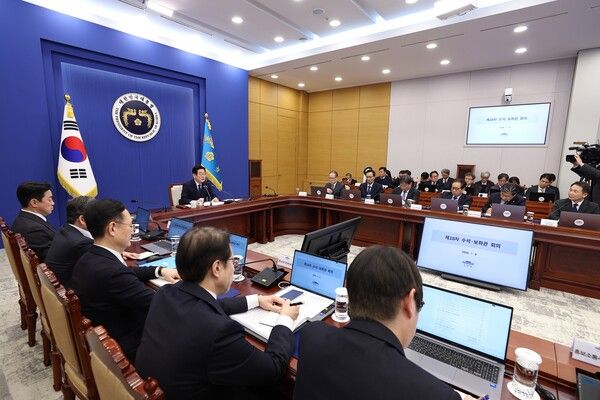 이재명&nbsp;대통령이 8일 청와대에서 수석보좌관회의를주재하고 있다. [사진=연합뉴스]