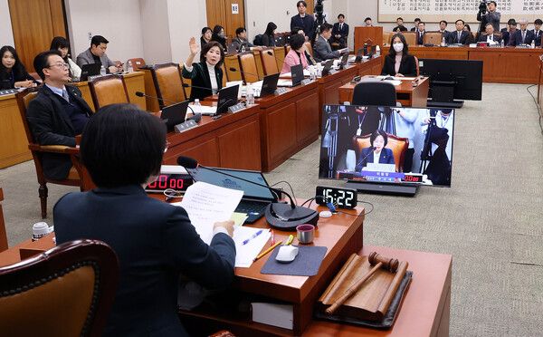 추미애 위원장이 지난 7일 국회에서 열린 법제사법위원회 전체회의에서&nbsp;통일교&nbsp;특검법과 2차 종합&nbsp;특검법의 안건조정위원회 회부를 의결한 뒤 의사봉을 두드리며 정회를 선포하고 있다. [사진=연합뉴스]