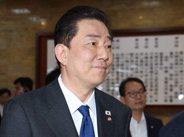 &nbsp;더불어민주당&nbsp;김병기&nbsp;전 원내대표가 지난달 30일 서울 국회에서 열린 비공개 의원총회를 마치고 본회의장으로 향하고 있다. [사진=연합뉴스]