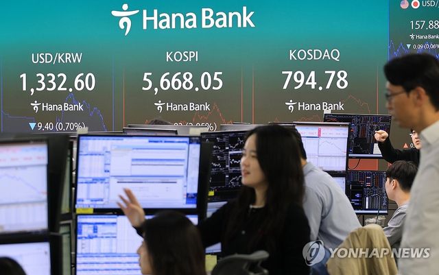 16일 코스피는 전날보다 113.83포인트(2.05%) 오른 5,668.05로 장을 마치며 반등에 성공했다. 코스닥 지수는 33.96포인트(4.46%) 급등해 794.78로 마감했다. [사진=연합뉴스]