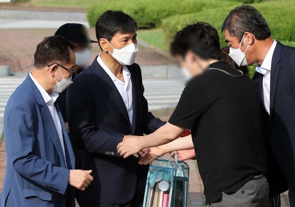 수행비서 김지은 씨를 성폭행한 혐의로 3년 6개월의 실형을 선고받았던&nbsp;안희정&nbsp;전 충남지사가 2022년 8월 4일 오전 만기 출소해 경기 여주교도소를 나서며 가족 및 지지자들과 인사하고 있다. [사진=연합뉴스]