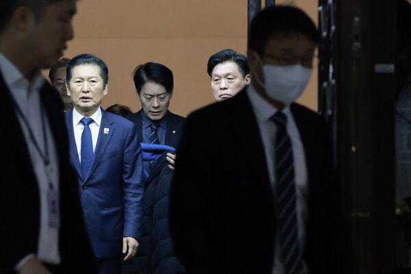 &nbsp;더불어민주당 정청래 대표가 10일 국회에서 조국혁신당과의&nbsp;합당&nbsp;논의를 주제로 열린 비공개 의원총회를 마치고 당 대표실로 향하고 있다. [사진=연합뉴스]