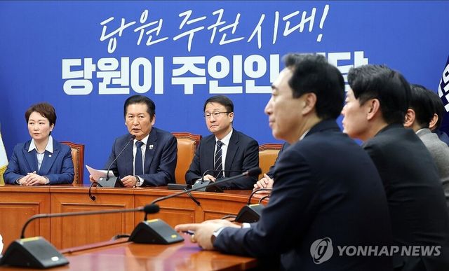 더불어민주당 정청래 대표가 10일 국회에서 조국혁신당과의 합당 논의를 주제로 열린 비공개 최고위원회의를 마친 뒤 