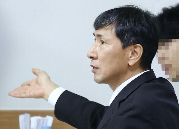 부친상을 당한&nbsp;안희정&nbsp;전 충남도지사가 2022년 3월 9일 오전 서울의 한 장례식장에 마련된 빈소에서 가족과 대화하고 있다. 안 전 지사는 수행비서 성폭행, 추행 등의 혐의로 재판에 넘겨져 2019년 9월 대법원에서 3년 6개월의 실형이 확정돼 복역 중 형집행정지로 일시 석방됐다. [사진=연합뉴스]