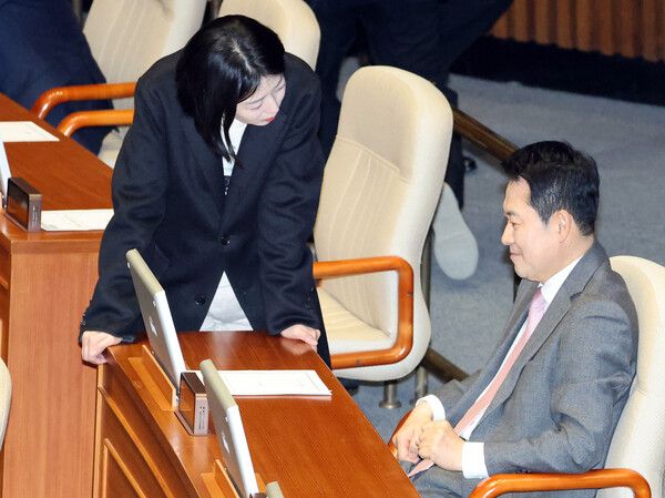 국민의힘&nbsp;장동혁&nbsp;대표와&nbsp;배현진&nbsp;의원이 9일 국회에서 열린 2월 임시국회 본회의에서 대화하고 있다. [사진=연합뉴스]