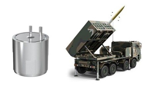 SM벡셀 배터리사업부문이 코리아디펜스인더스트리(KDI)에 납품 완료한 방산용 리튬 앰플전지(왼쪽)와 한국형 다연장로켓체계 천무(K-239)의 230mm급 무유도탄 사격 장면 / 제공=SM그룹]