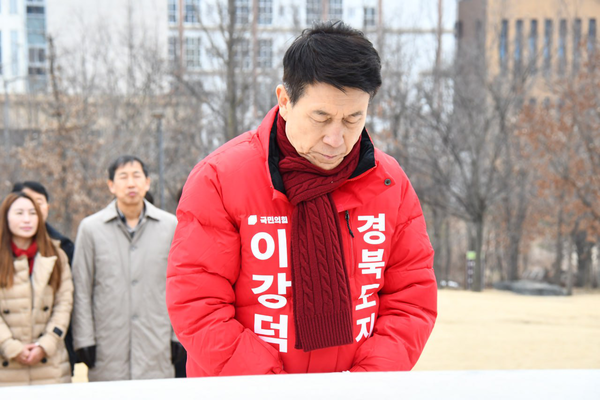 후보 등록을 마친 이 前&nbsp;시장이 첫 일정으로 안동 천년숲에 위치한 박정희 대통령 동상을 찾아 참배하고 있다. / 사진=이강덕 경북도지사 예비후보