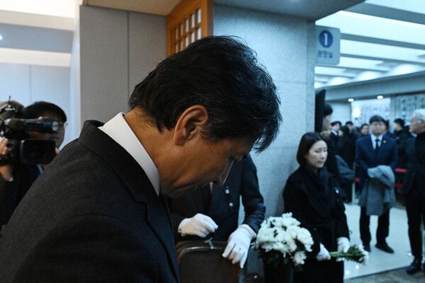 안희정&nbsp;전 충남지사가 27일 서울 종로구 서울대학교병원 장례식장에 마련된 이해찬 전 국무총리의 빈소를 조문한 후 퇴장하고 있다. [사진=연합뉴스]