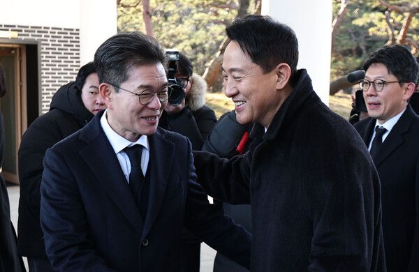 &nbsp;오세훈&nbsp;서울시장(오른쪽)과&nbsp;정원오&nbsp;성동구청장이 새해 첫날인 1일 서울 동작구 국립서울현충원에서 현충탑에 참배를 마친 뒤 인사하고 있다. [사진=연합뉴스]