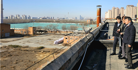 정몽규 HDC그룹 회장(사진 오른쪽)이 계열사 대표들과 중국 내 사업개발 후보지를 둘러보고 있다.사진=HDC그룹