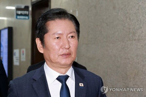 민주당 정청래 대표가 10일 국회에서 조국혁신당과의 합당 논의를 주제로 열린 비공개 의원총회를 마치고 당 대표실로 향하고 있다 [사진=연합뉴스]