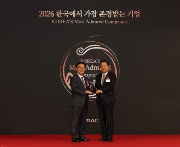 왼쪽부터 한국능률협회컨설팅 한수희 대표이사, 유한양행 경영관리본부장 이병만 부사장.사진=유한양행