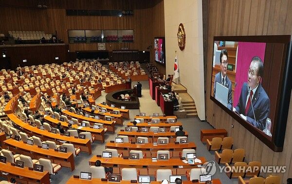 김민석 국무총리가 11일 국회 본회의장에서 열린 교육·사회·문화 분야 대정부질문에서 국민의힘 윤재옥 의원의 질문에 답하고 있다. [사진=연합뉴스]
