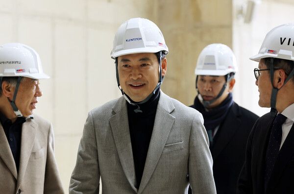 국민의힘&nbsp;장동혁&nbsp;대표가 11일 오후 전남 나주시 한국에너지공과대학교(KENTECH)를 방문해 시설을 둘러보고 있다. [사진=연합뉴스]