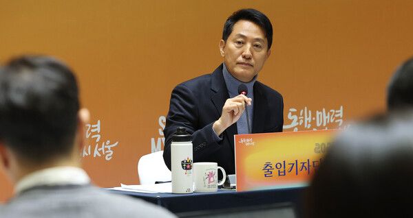 &nbsp;오세훈&nbsp;서울시장이 10일 서울시청에서 열린 출입기자단 신년간담회에서 질문을 받고 있다. [사진=연합뉴스]