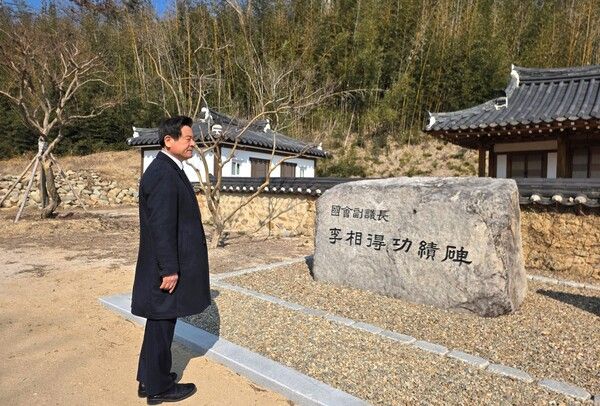 이상득 前&nbsp;국회부의장 공적비 앞의&nbsp;이칠구 도의원 / 사진=이칠구 경북도의회 의원