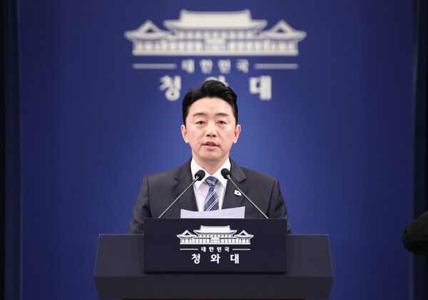 강훈식&nbsp;대통령비서실장이 11일 청와대 기자회견장에서 이재명 대통령과 여야 양당 대표 오찬 회동에 관해 발표하고 있다. [사진=연합뉴스]