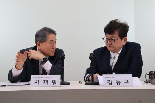 김능구 폴리뉴스 대표와 차재원 부산가톨릭대 특임교수는 4일 오후 폴리뉴스 본사에서 2026년 2월 정국진단을 진행했다. 김 대표와 차 교수는 더불어민주당-조국혁신당 합당 문제와 국민의힘의 위기에 대해 평가·전망하는 대담을 가졌다.[사진=폴리뉴스 이준수PD]