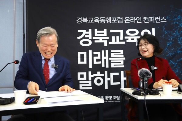 지난 5일 포럼에서 패널로 참석했던 김상동 위원장(왼쪽)과 마숙자 위원장 / 사진=경북교육동행포럼