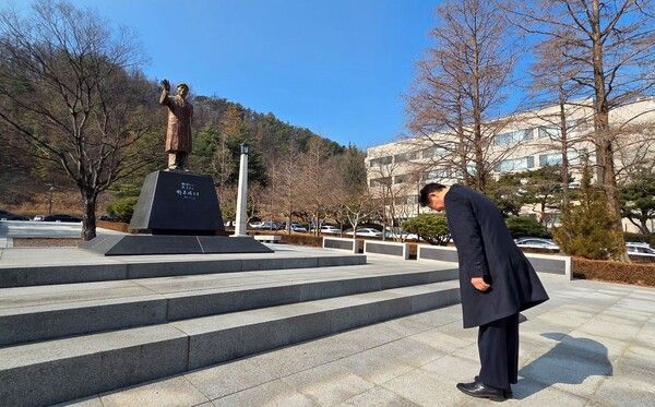 박태준 前&nbsp;국무총리의 동상에 참배하는&nbsp;이칠구 경상북도의회 의원 / 사진=이칠구 경상북도의회 의원