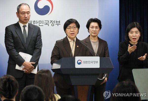 정은경 보건복지부 장관이 10일 서울 종로구 정부서울청사에서 열린 2027학년도 이후 의사인력 양성규모 관련 브리핑에서 질문에 답하고 있다 [사진=연합뉴스]