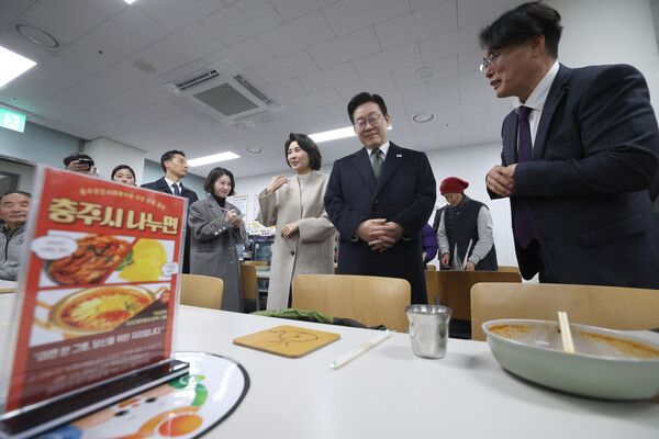 이재명&nbsp;대통령과 김혜경 여사가 11일 충북 충주시건강복지타운 '나누면' 사업장에서 시설을 둘러보고 있다.'나누면'은 취약계층이 무료로 라면을 먹을 수 있는 공간이다. [사진=연합뉴스]