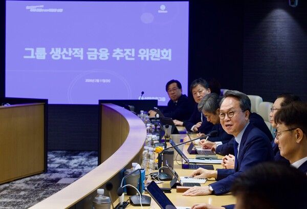 '신한금융그룹 생산적 금융 추진위원회' 개최. 회의에 참석한 진옥동 신한금융그룹 회장(오른쪽에서 두번째)과 그룹사 경영진들이 이야기를 나누고 있다. 사진=신한금융
