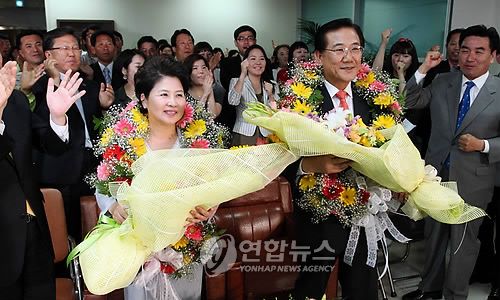 2010년 6월 2일 실시된 제5회 전국동시지방선거에서 박준영 민주당 후보의 전남지사 당선이 사실상 확정되자 박 후보와 지지자들이 환호하고 있다. 박 전 지사는 2004년부터 10년간 제34·35·36대 전라남도지사(3선)로서 '녹색의 땅 전남'이라는 기치 아래 친환경 농업의 초석을 닦았으며, F1 국제자동차경주대회 유치와 무안국제공항 활성화 등 미래 산업의 기틀을 마련했다는 평가를 받는다. [사진=연합뉴스]