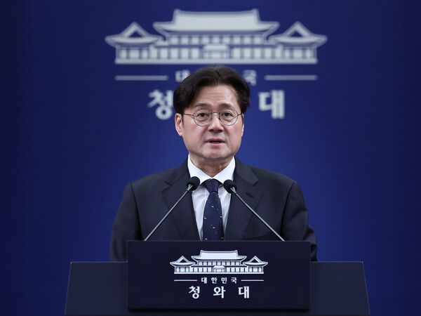 홍익표&nbsp;정무수석이 12일 청와대 춘추관에서 이날 예정됐다 취소된 이재명 대통령과 더불어민주당 정청래 대표, 국민의힘 장동혁 대표 오찬 관련 브리핑을 하고 있다. [사진=연합뉴스]