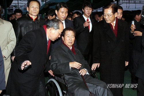 2008년 2월 15일 목포를 찾은 김대중 전 대통령이 KTX편으로 목포역에 도착해 박준영 전남지사의 안내를 받으며 역을 나서고 있다. 박 전 지사는 국민의 정부 출범과 함께 대통령 공보수석비서관 겸 대변인, 국정홍보처장을 지내는 등 'DJ의 입'으로 불리며 국정 운영의 핵심에서 활약했다. [사진=연합뉴스]