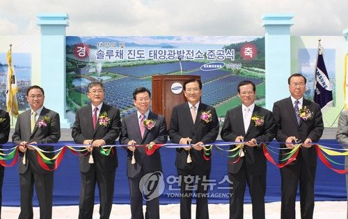 2008년 전남도지사 시절 전남 진도에서 열린 삼성물산 태양광 발전소 '솔루채 진도' 준공식에서 박 전 지사, 지성하 당시 삼성물산 상사부문 사장 등 관계자들이 테이프 커팅을 하고 있다. 박 전 지사는 전남의 일조량이 전국에서 가장 많다며, 
