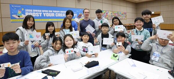 영어캠프에 참여한 대우건설 임직원 자녀들이 기념 사진을 촬영하고 있다.사진=대우건설